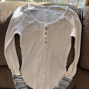 FREE PEOPLE White Waffle Weave Style With Crotchet Cuffs Size Med henley
